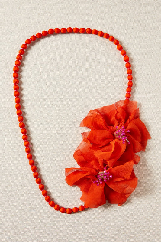 Collar cuentas con flores en gasa